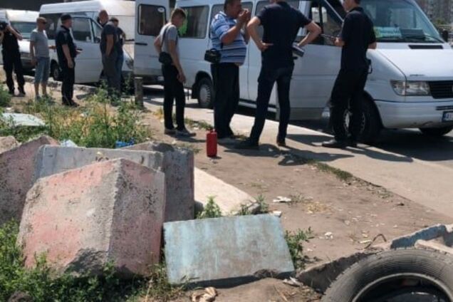 В Киеве банда в балаклавах забросала маршрутку 'коктейлями Молотова'