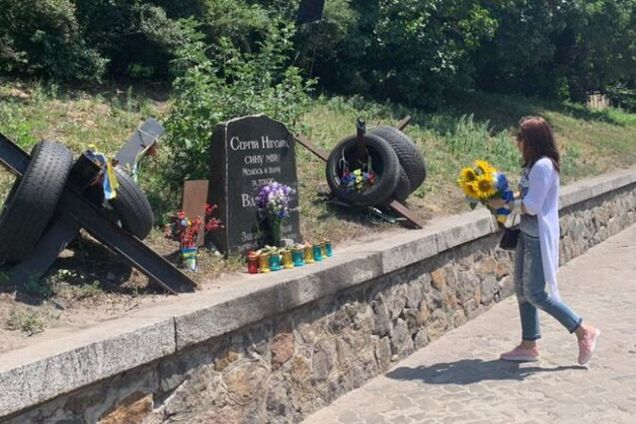 Партия Порошенко привела в порядок разбитый памятник Нигояну