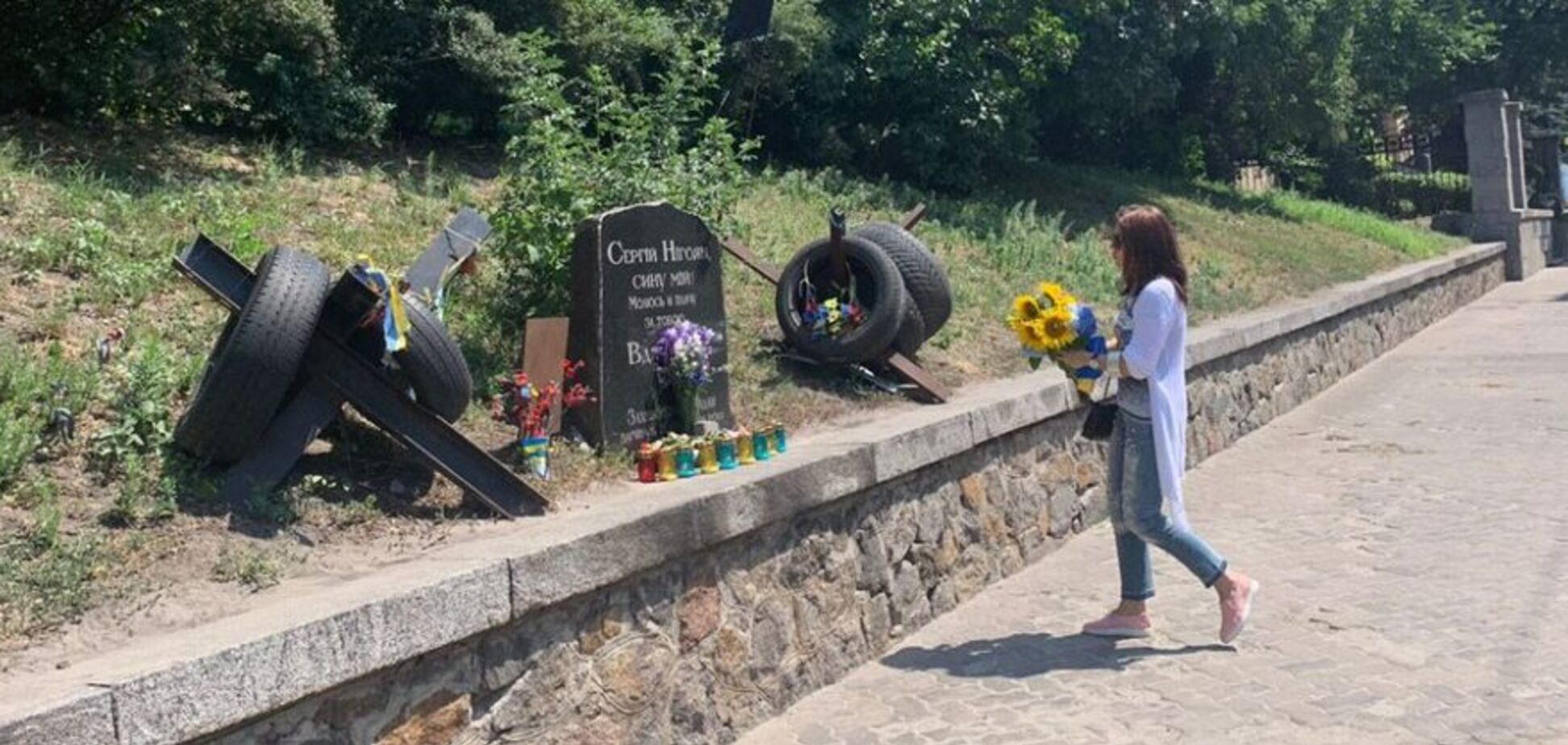 Партія Порошенка впорядкувала розтрощений пам’ятник Нігояну