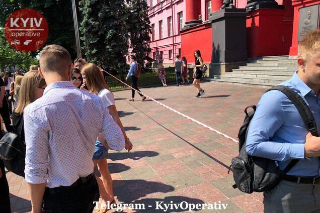 У Києві евакуювали університети, супермаркети і всі пологові будинки