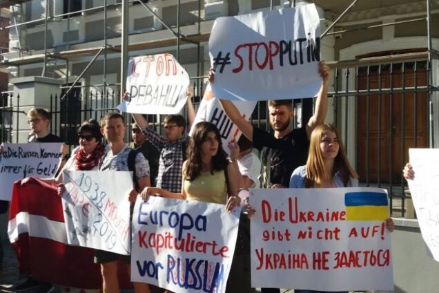 Протест под посольством Австрии