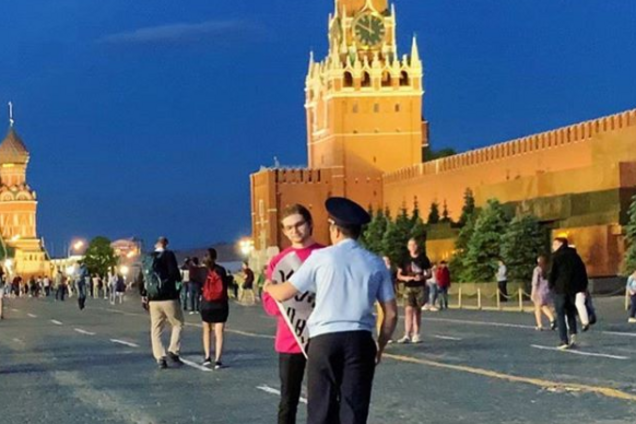 'Путин л*х': в Москве на Красной площади блогер устроил протест