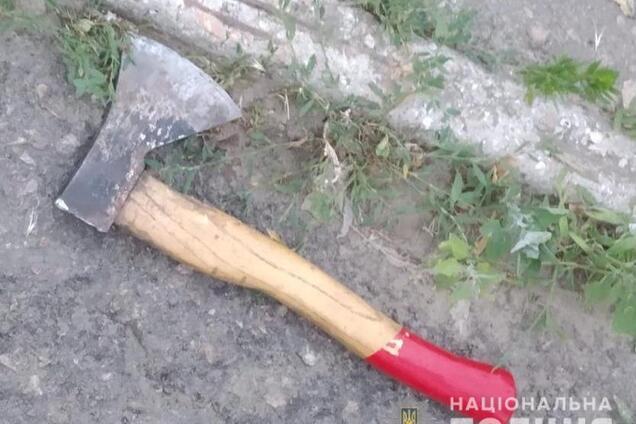 Под Киевом пьяный кинулся на полицейского с топором