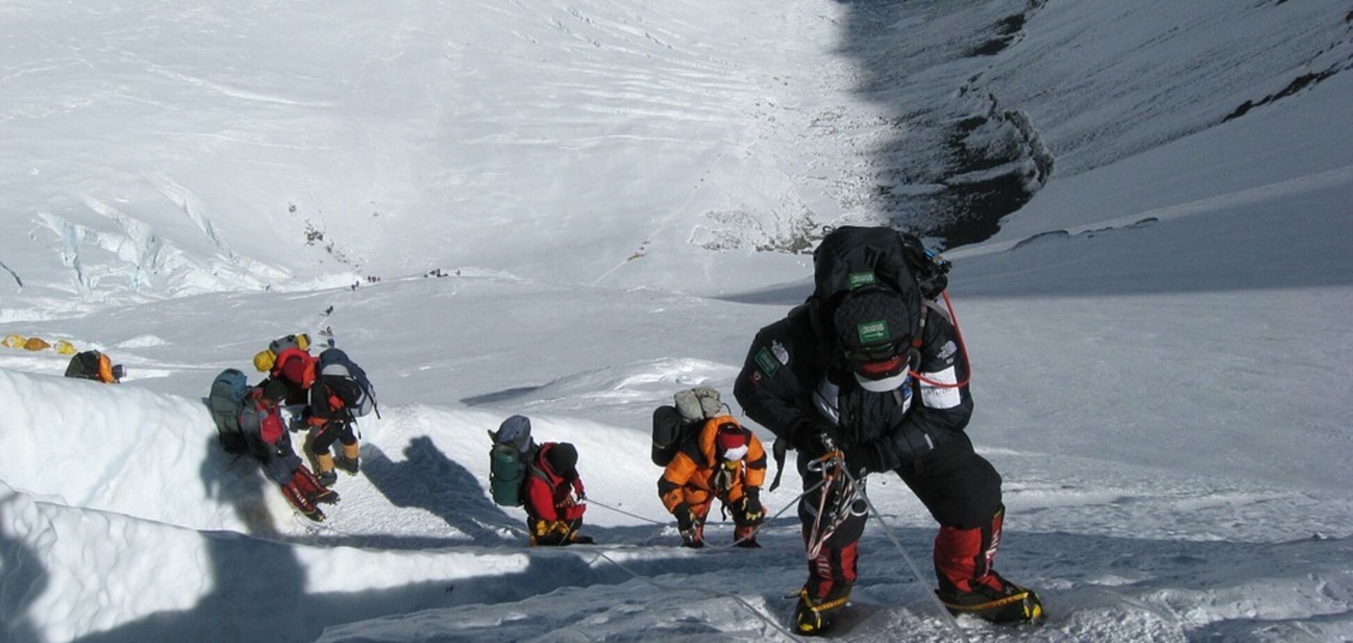 Тонни фекалій: туристи поставили Еверест на грань екологічної катастрофи