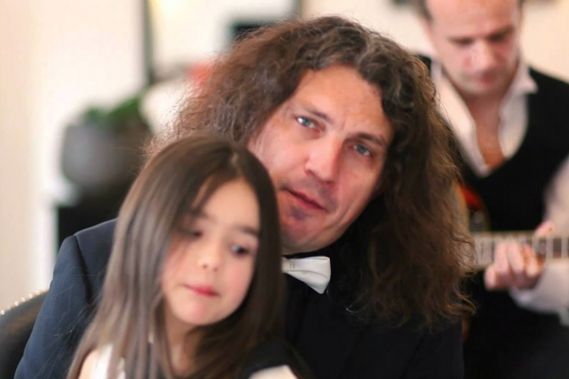 Кузьма Скрябин, кадр из клипа 'Мам'