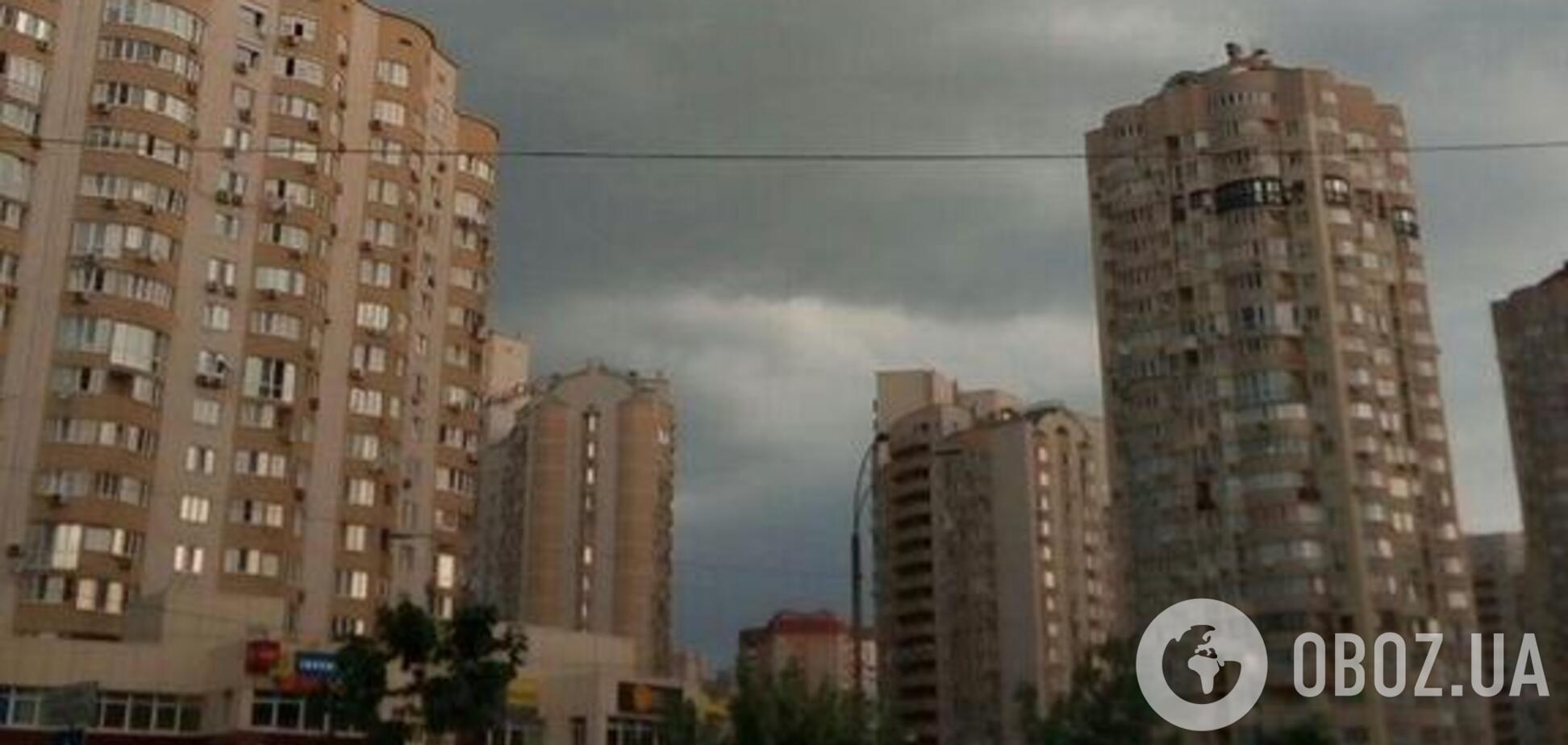 В Киеве ветром сорвало крышу здания: момент попал на видео