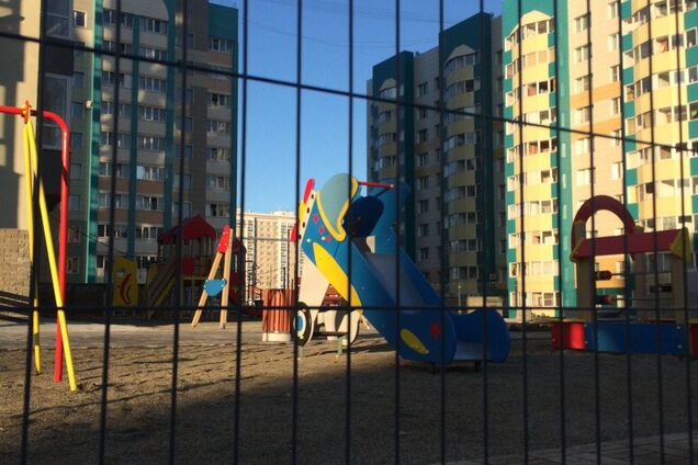 "Не ходіть там!" У Києві на дитячому майданчику ледь не вбили двійню: поліцію звинуватили в бездіяльності