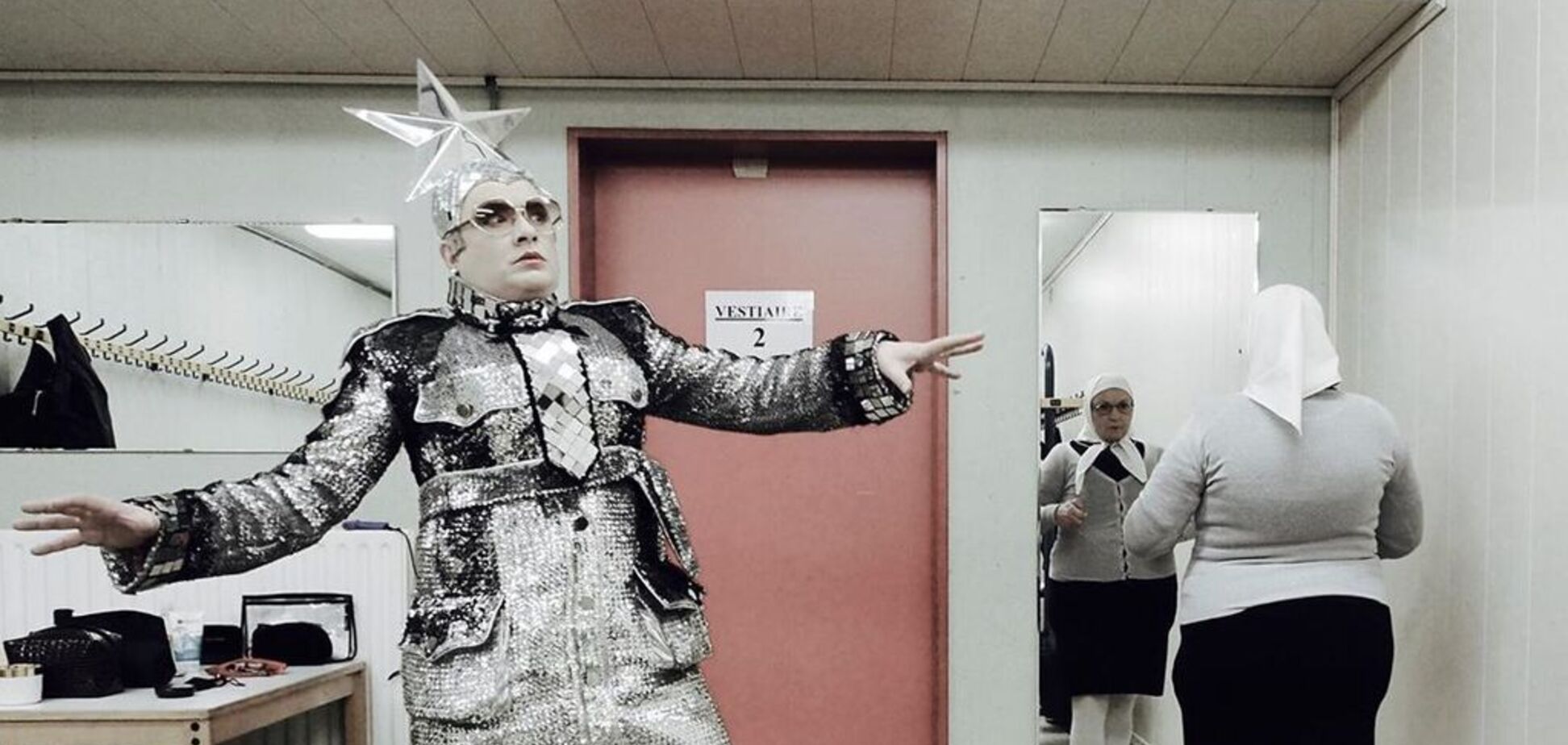 Чуть лицо не 'смыло': мокрая Сердючка рассмешила сеть курьезным фото