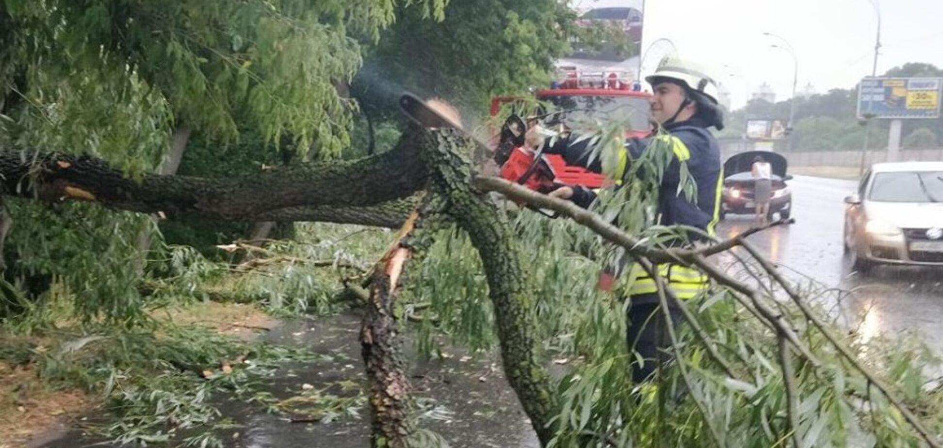 Улицы ушли под воду: опубликованы фото последствий погодного армагеддона в Киеве