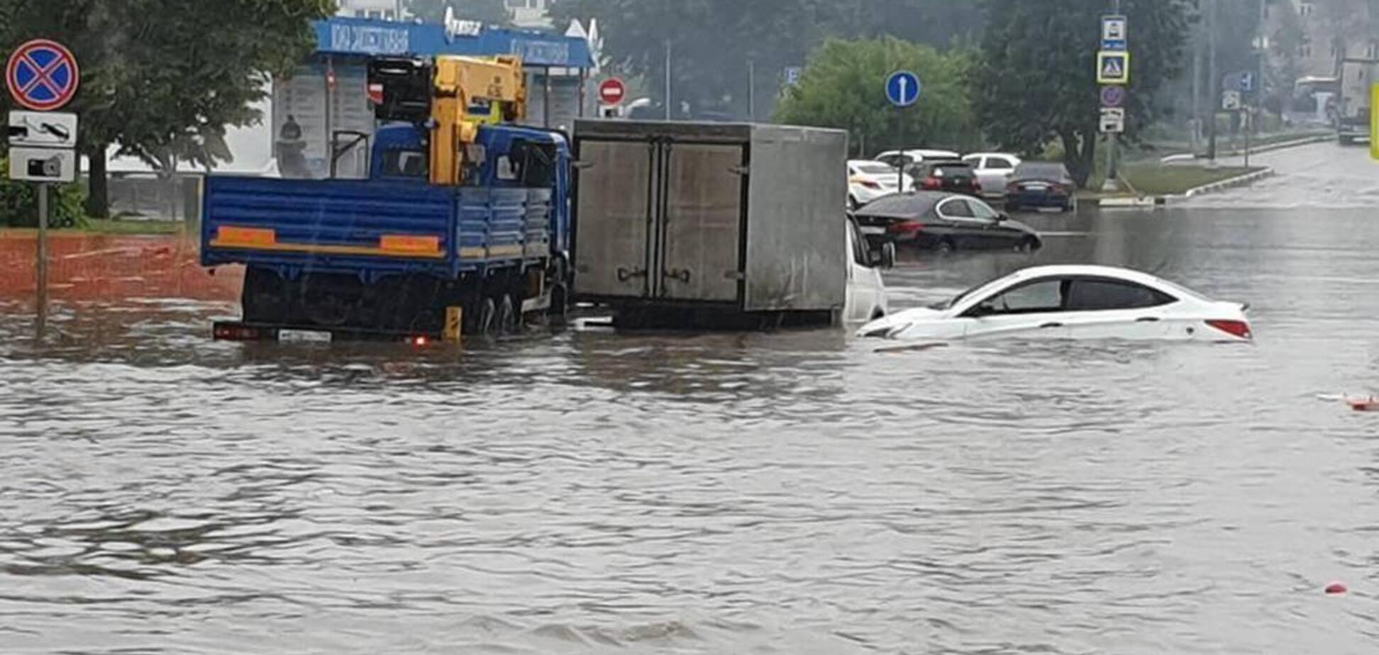 'Пасажири хрестяться, машини тонуть': в найбільшому аеропорту Москви сталася НП