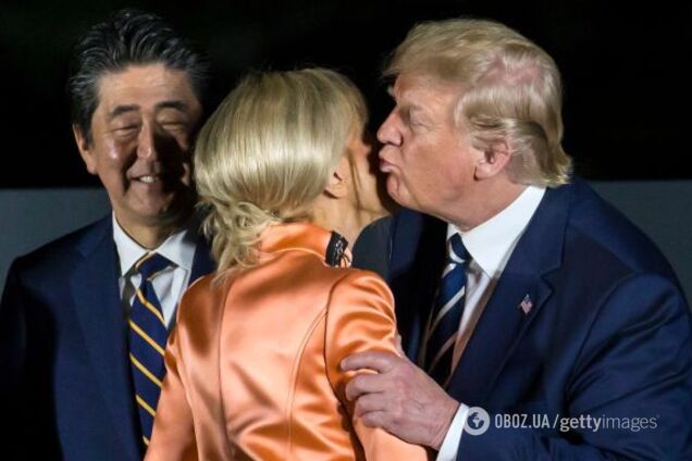 На саммите G20 Трамп целовался с чужой женой: момент попал на видео