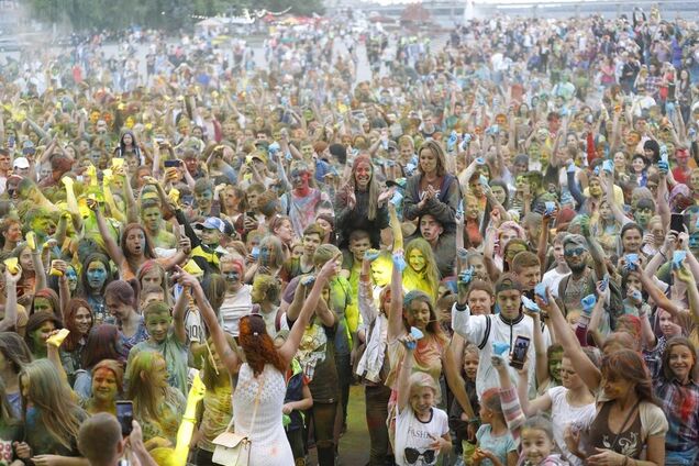 Три тысячи участников и пол тонны красок на Kolir Fest в Днепре: опубликованы яркие фото