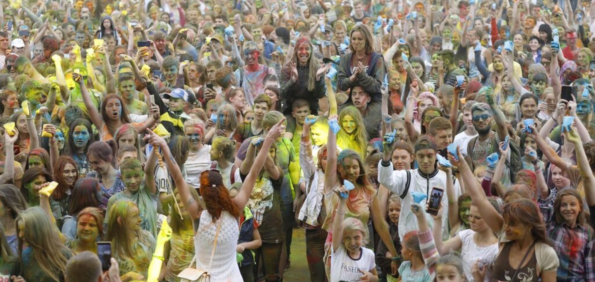 Три тисячі учасників і пів тонни фарб на Kolir Fest у Дніпрі: опубліковано яскраві фото