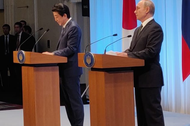 Премьер Японии внезапно захотел помириться с Путиным