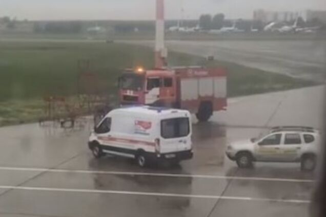 'Людей не выпускают!' В России экстренно сел самолет с туристами на борту