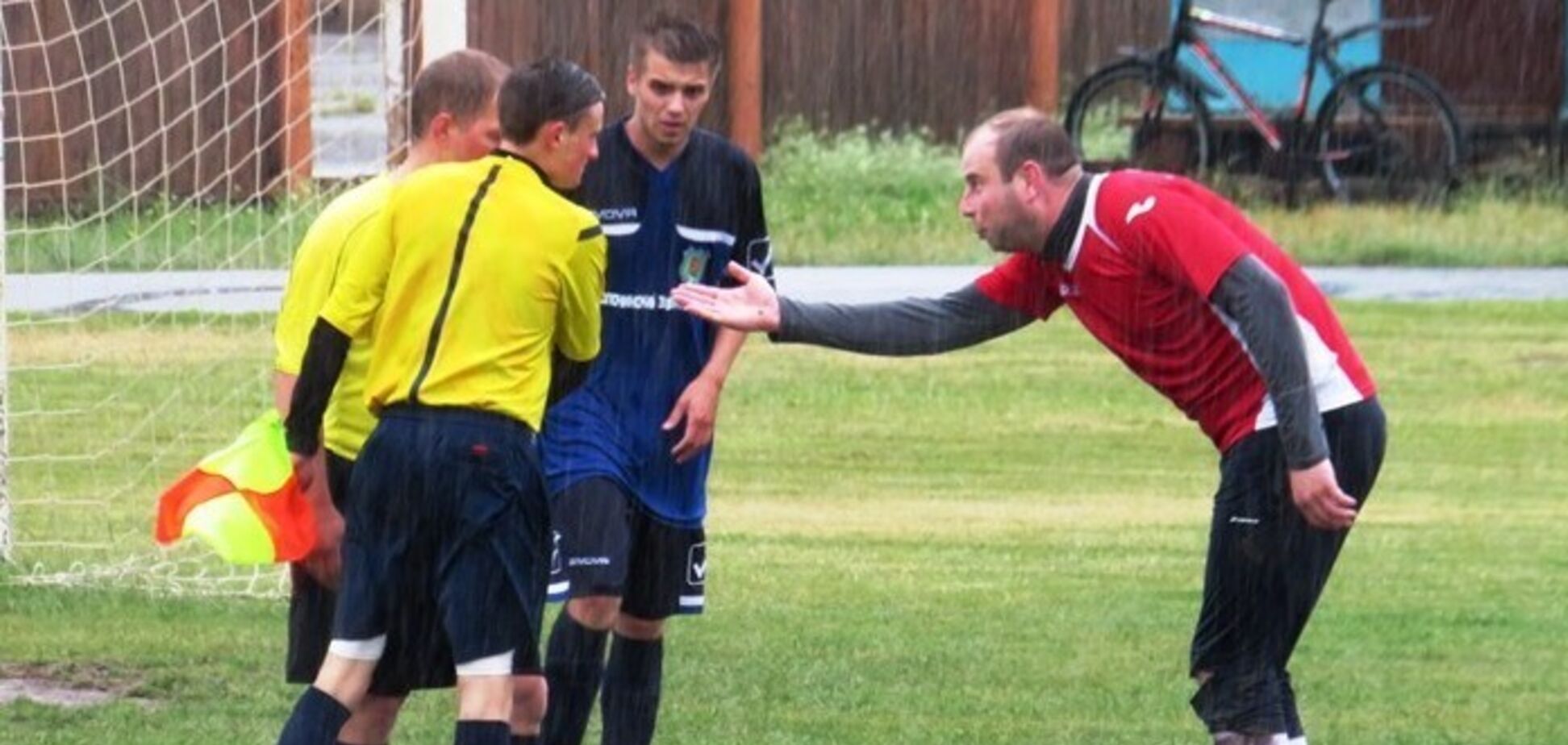 Закарпатські вболівальники жорстоко побили суддю — фото