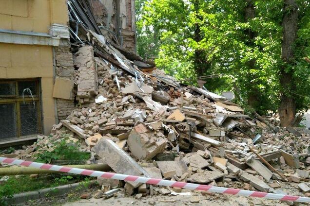 В центре Киева обрушился колледж: фото с места ЧП