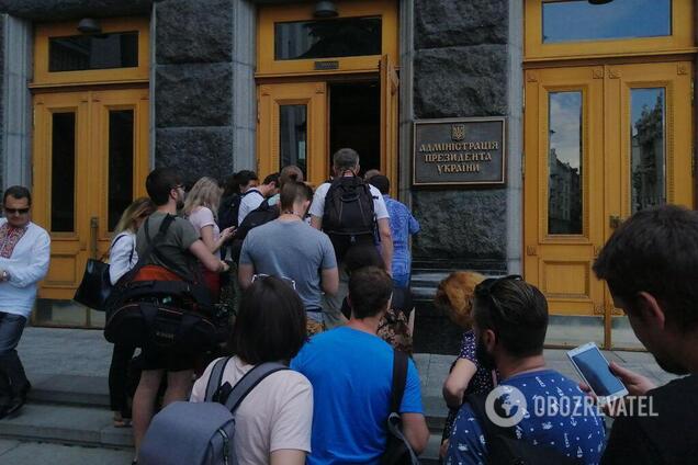 'Столпотворение и кошмар': Зеленский опоздал на брифинг и не пустил 30 журналистов. Фото и видео