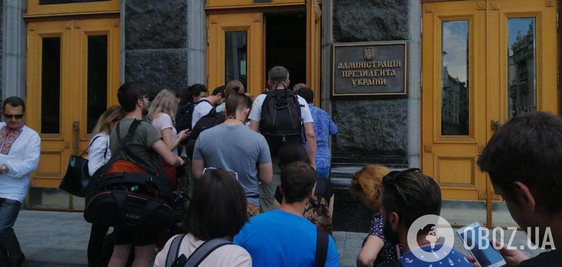 'Стовпотворіння і жах': Зеленський запізнився на брифінг і не пустив 30 журналістів. Фото і відео