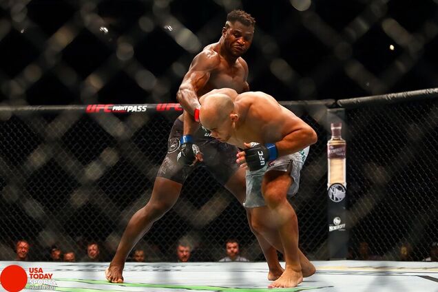 Камерунский Хищник сенсационно нокаутировал экс-чемпиона UFC за 71 секунду