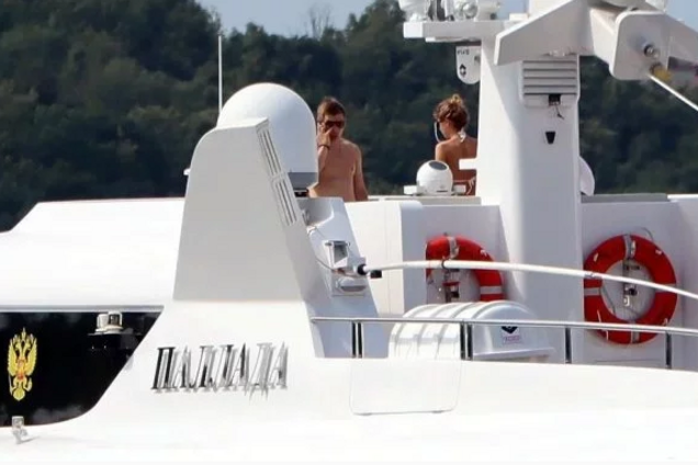 'Наверное, монашка': на яхте патриарха Кирилла заметили девушку в бикини