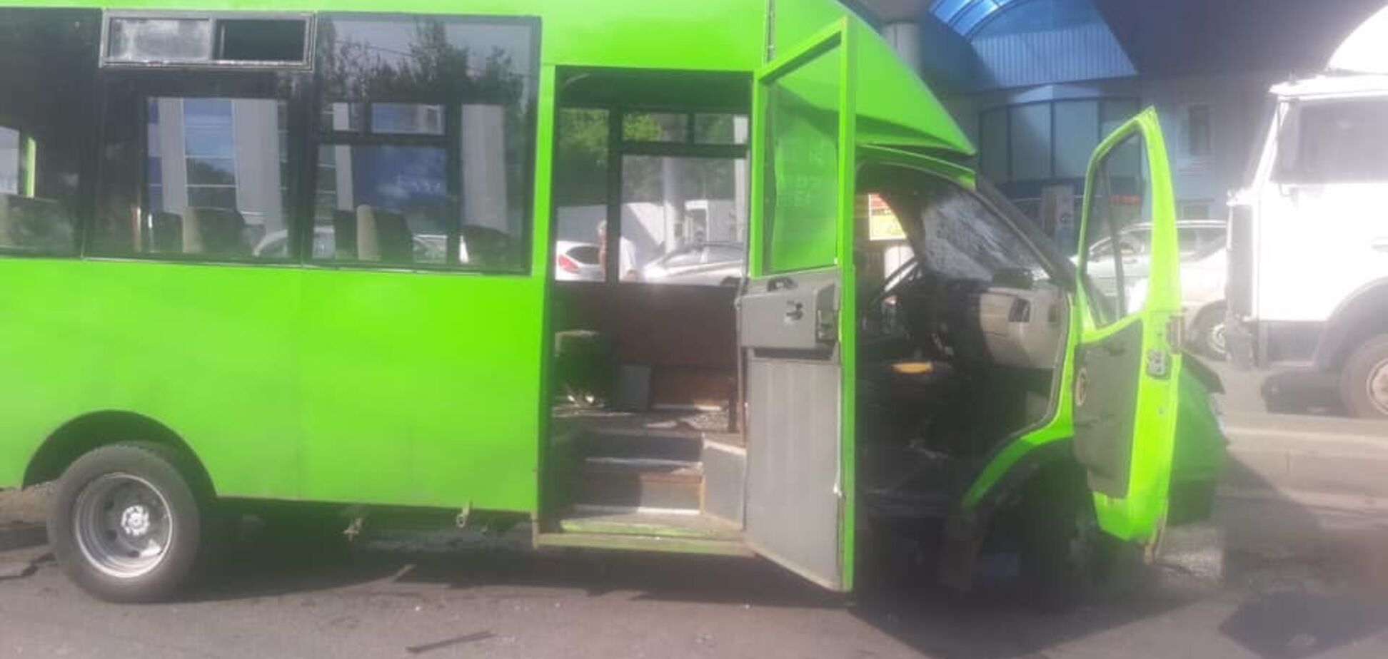 У Харкові вантажівка протаранила маршрутку: 10 постраждалих