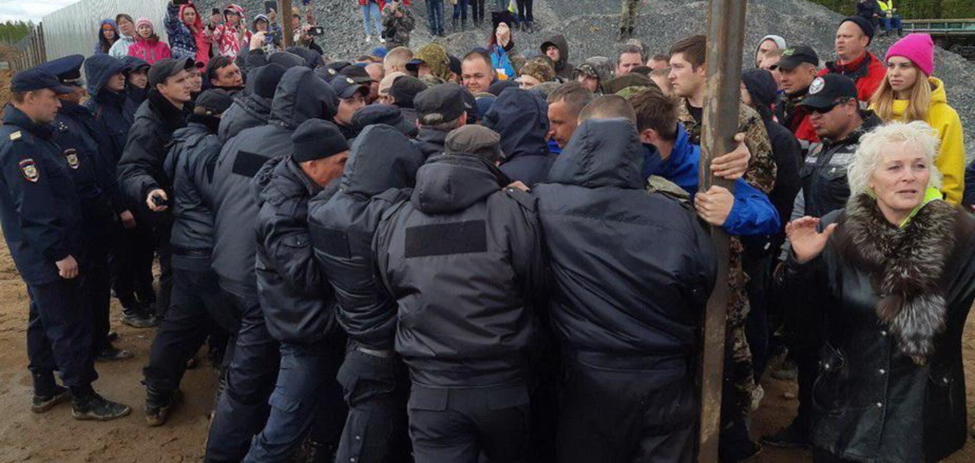 В России произошла массовая драка с ОМОНом