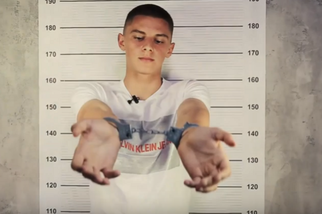 'Роналду заявление написал!' Футболиста 'Динамо' 'заковали' в наручники и подвергли допросу: видеофакт