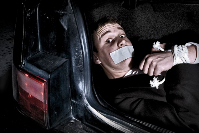 Заштовхали у багажник та вивезли: у центрі Києва викрали людину