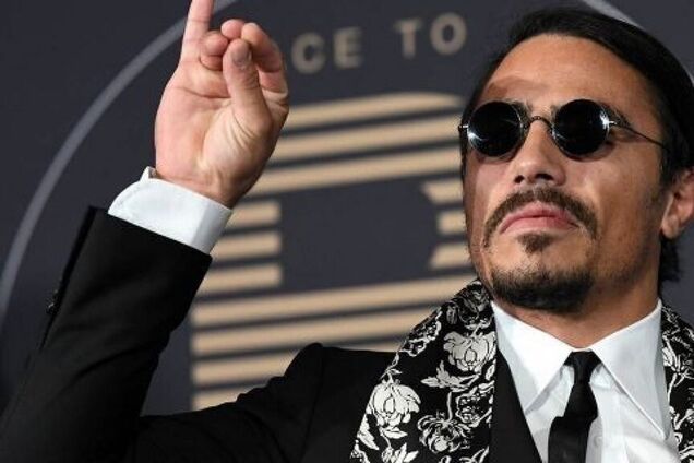 Salt Bae облил десерт шоколадом и ужаснул сеть