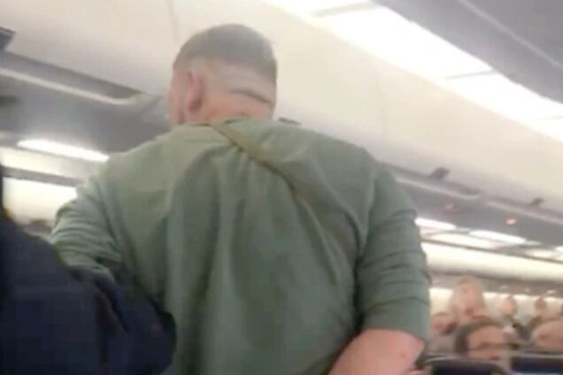 Туристы устроили пьяный кошмар в самолете и были жестоко наказаны