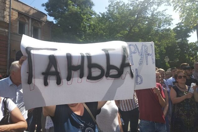 Атака на Одесский медин: коллектив встал на защиту от рейдеров