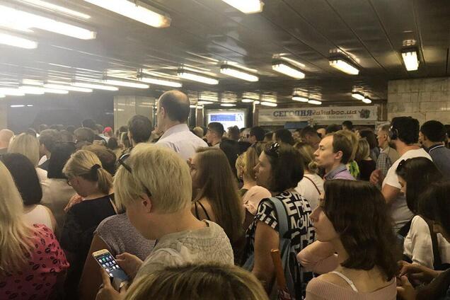 Сотни людей в очереди! На станциях метро Киева произошел пассажирский 'коллапс'