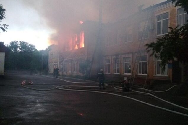 Молния разбила здание РГА на Кировоградщине: фото пожара