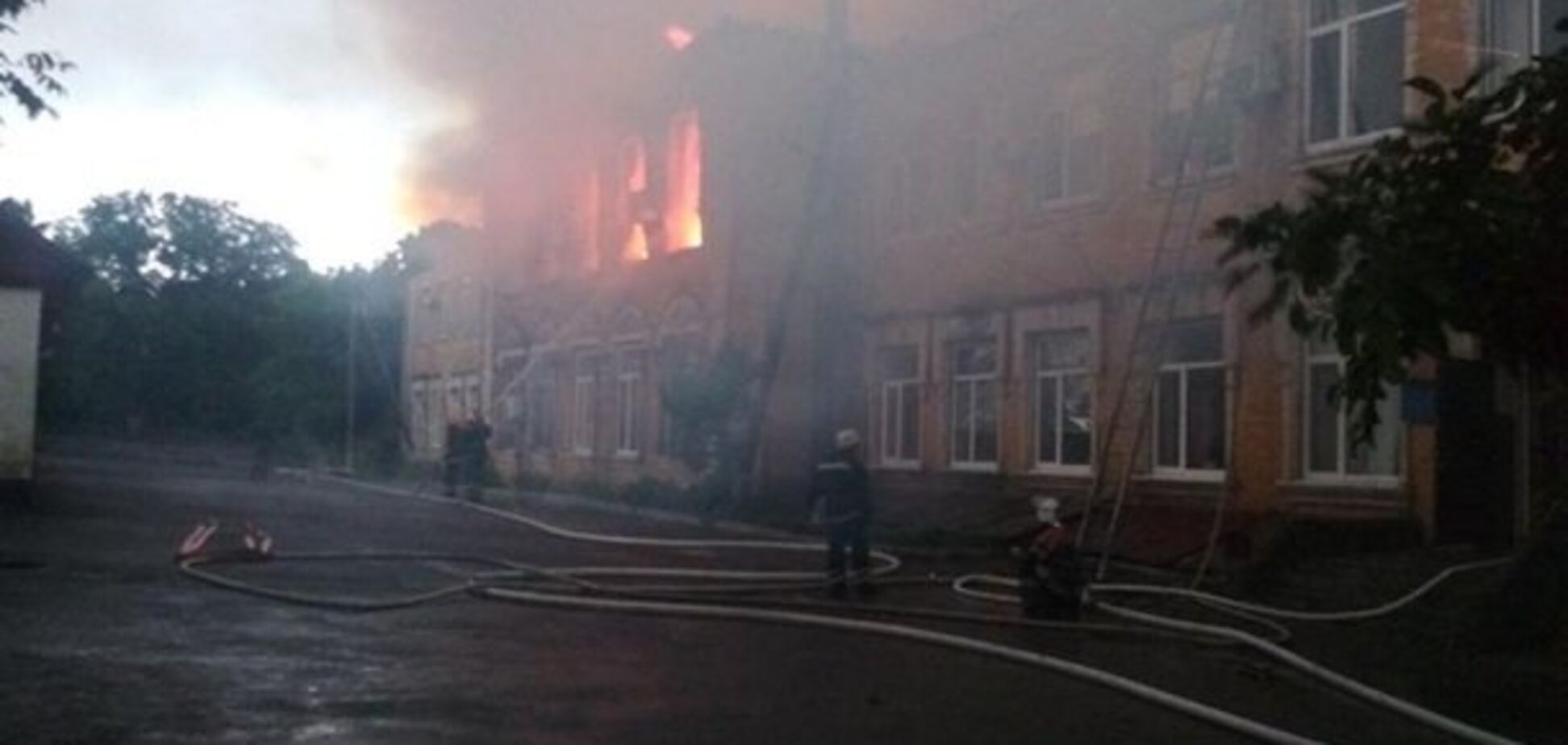Блискавка розтрощила будівлю РДА на Кіровоградщині: фото пожежі