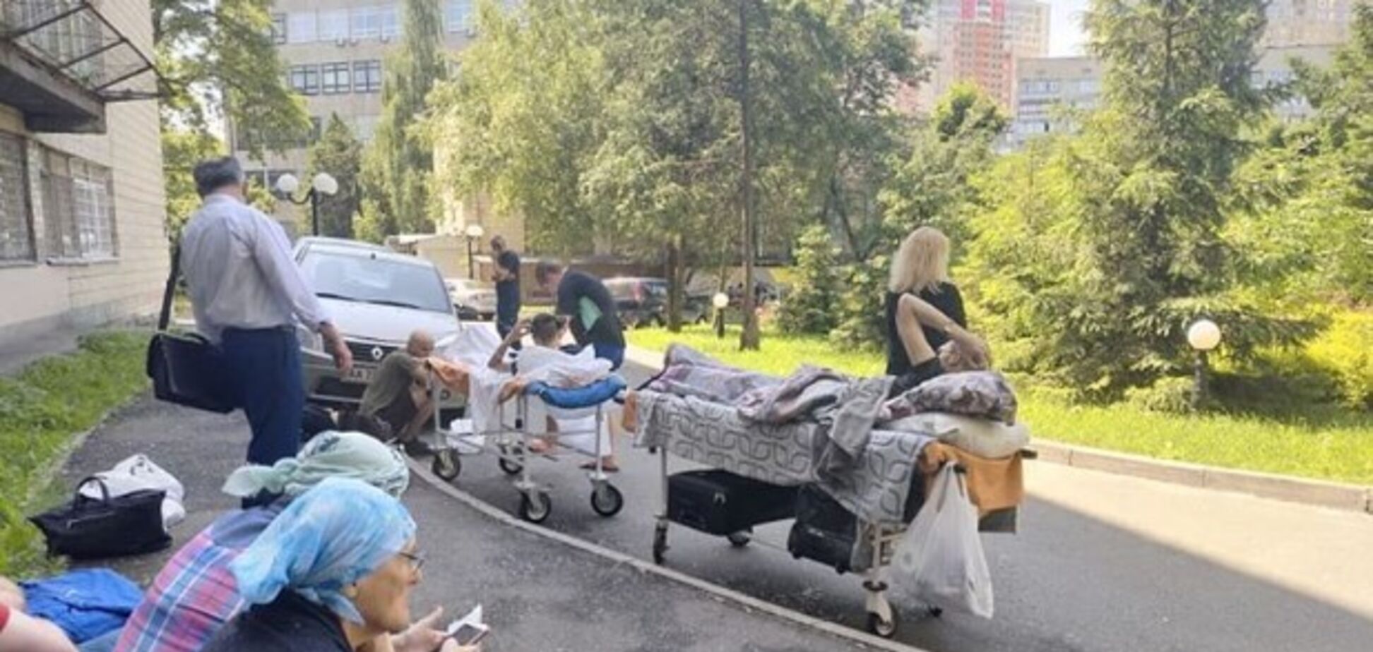В Киеве 'заминировали' Институт рака: больных эвакуировали на каталках 