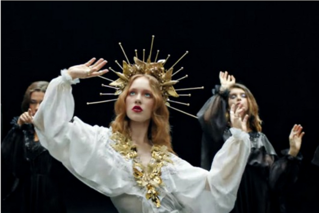 Кадр из клипа на песню i_$uss