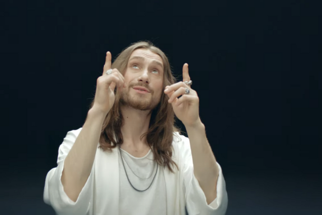 Кадр из клипа на песню i_$uss