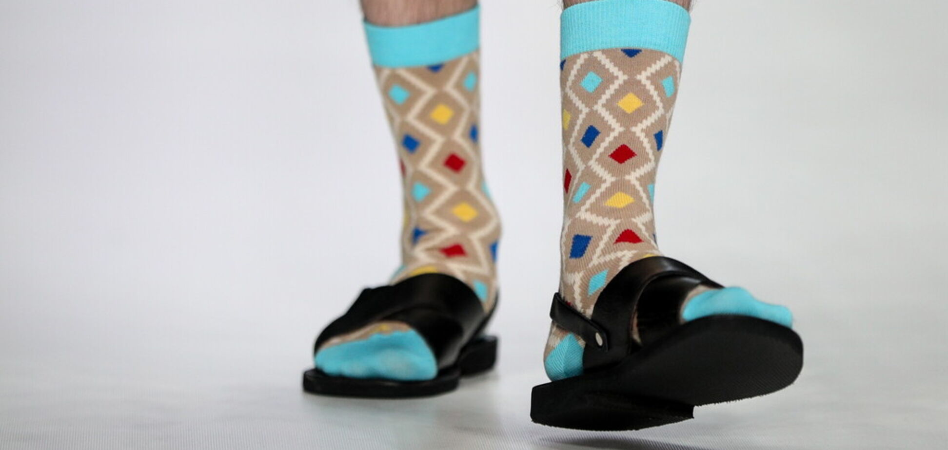 Сандалии с носками стали модным трендом