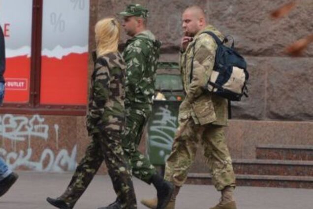 В Україні заборонили цивільним носити військову форму: що відомо