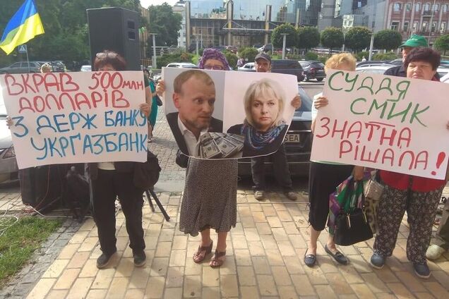 Украинцы протестуют против скандального решения по Омельяненко: суд окружили активисты