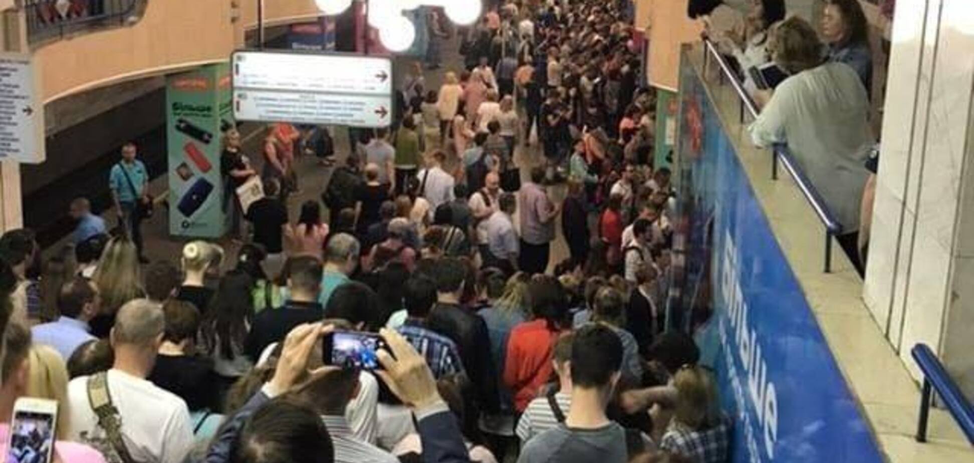 'Ад!' В метро Киева возникла 'пробка' из пассажиров 