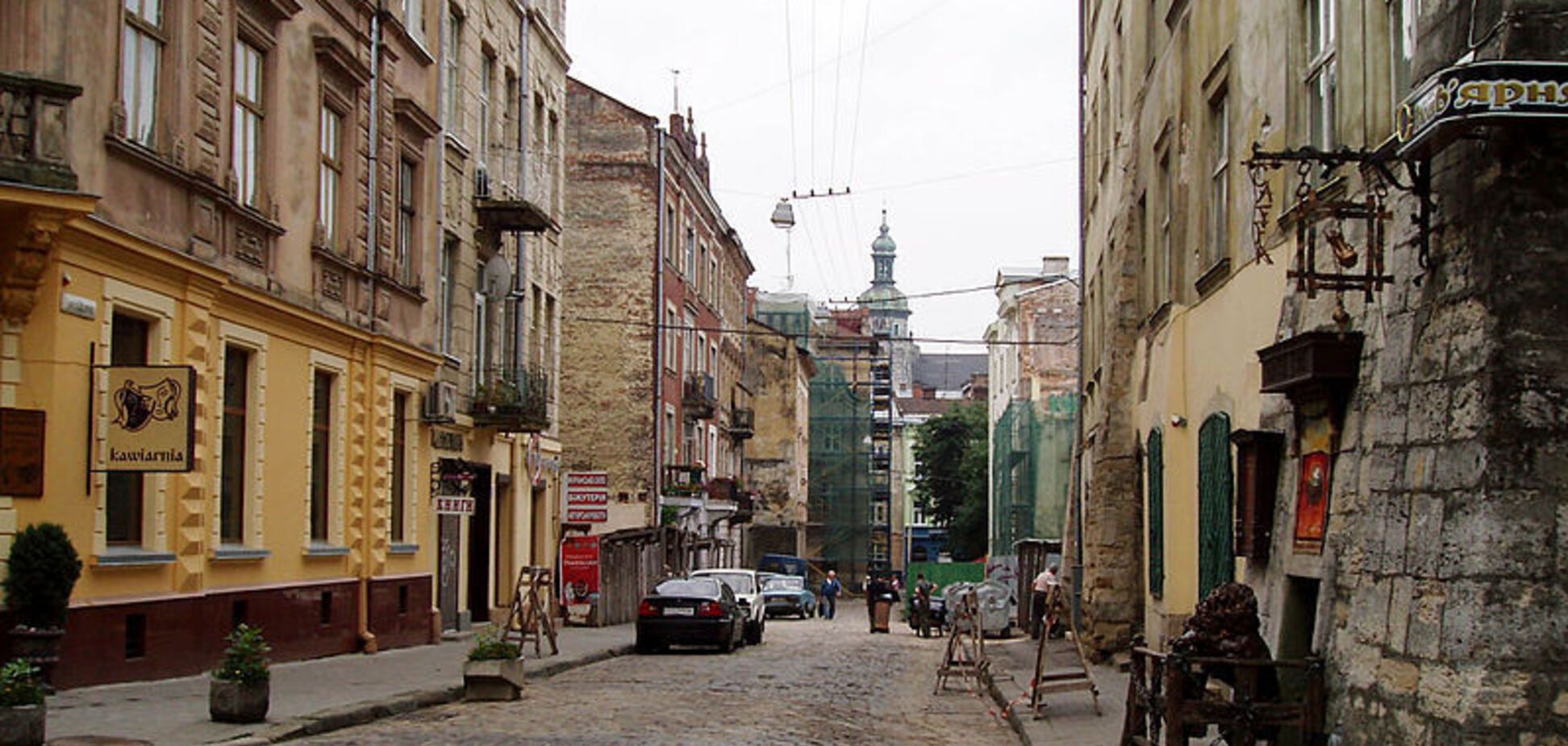 В центре Львова обрушился фасад дома: есть пострадавшие