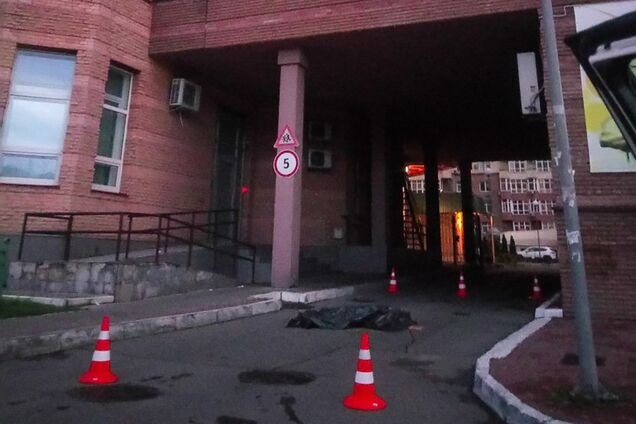 Оставила записку и видеообращение: в Киеве девушка совершила суицид