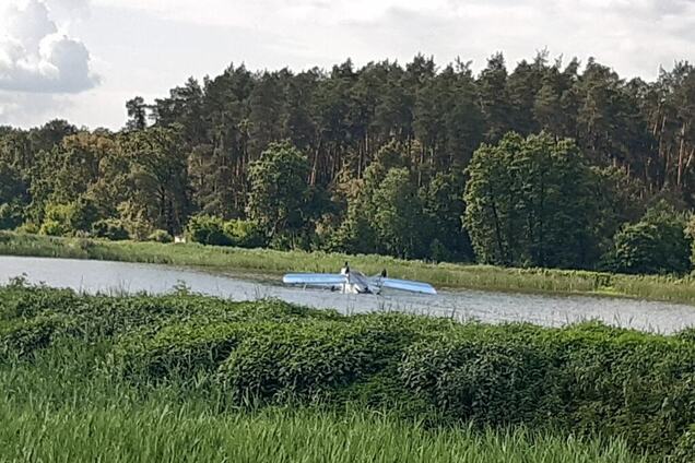 У Києві на воду здійснив аварійну посадку літак