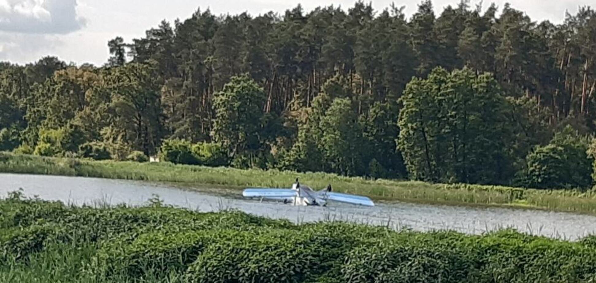 В Киеве на воду аварийно сел самолет