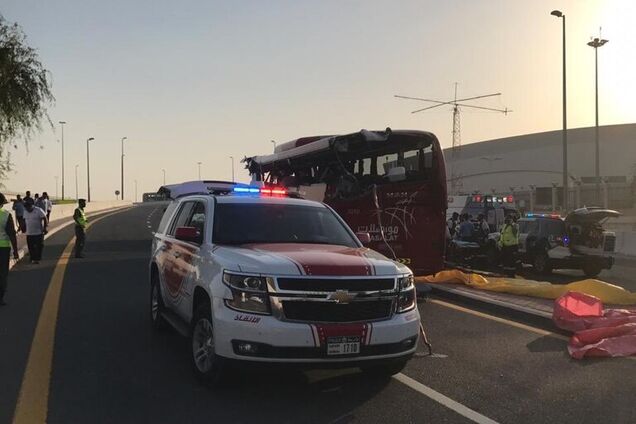 У Дубаї автобус із туристами потрапив у ДТП: загинули 17 осіб. Фото з місця НП