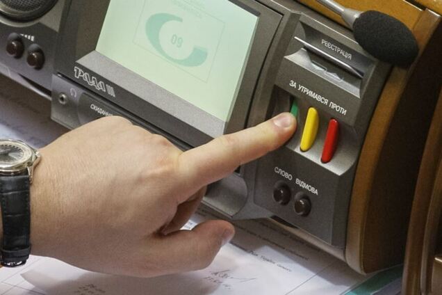 В Раде нардепов поймали на 'кнопкодавстве'. Видео