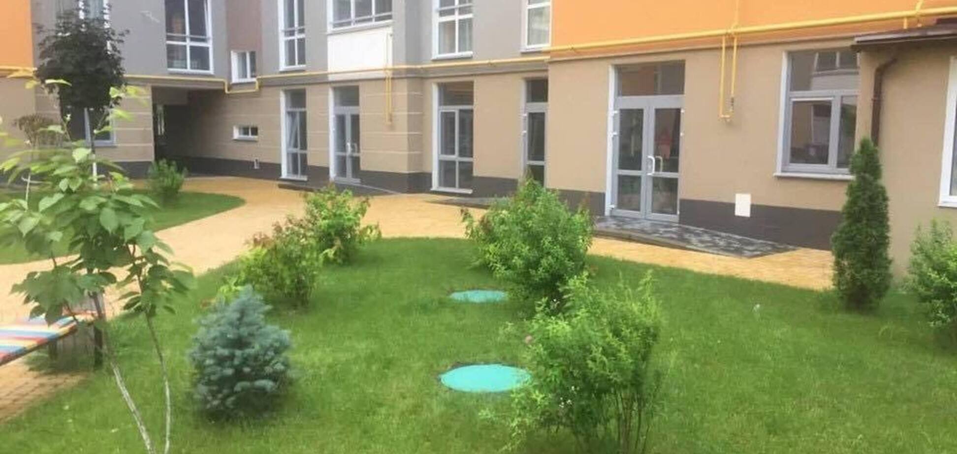 Під Києвом дитина впала у каналізацію біля нового ЖК