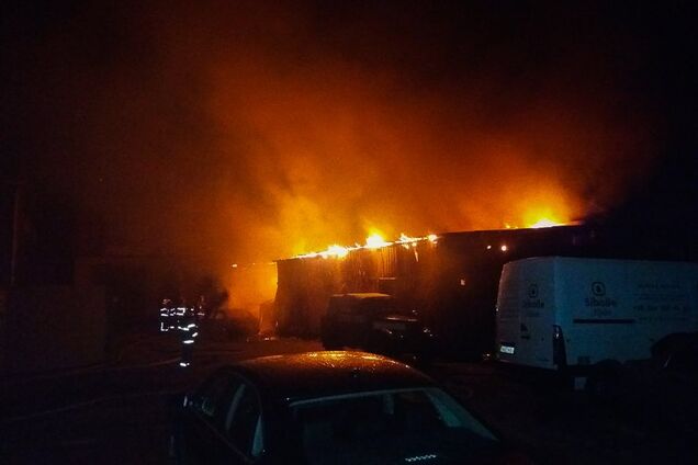 В Киеве на автобазе вспыхнул сильный пожар: несколько авто не спасли. Фото и видео